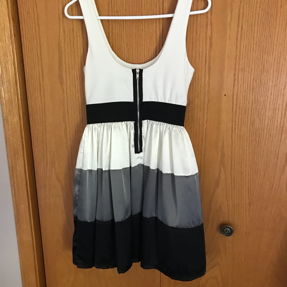 Color Block Dress - Picture 3 of 4